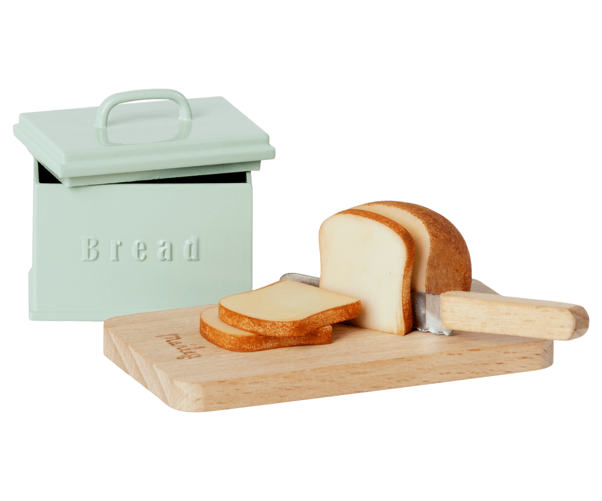 Bread box w. utensils